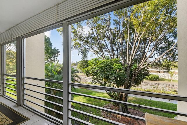 3524 Via Poinciana 303, Lake Worth, FL 33467