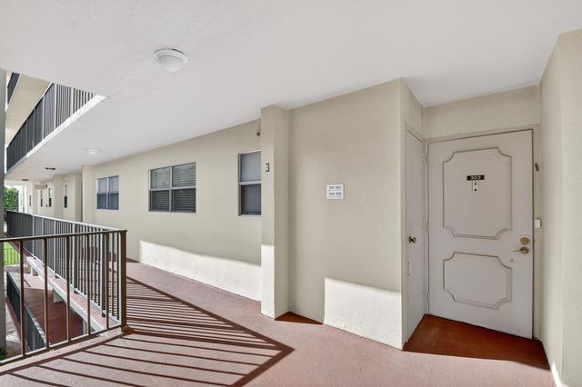 3524 Via Poinciana 303, Lake Worth, FL 33467