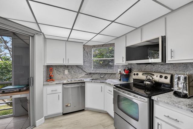 3524 Via Poinciana 303, Lake Worth, FL 33467