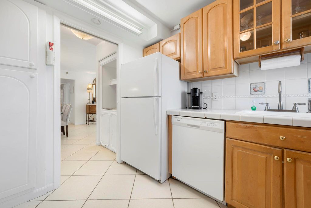 Image 10 of property listing at 4511 S Ocean Boulevard 101, Highland Beach, FL 33487