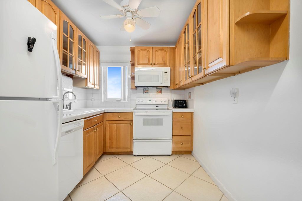 Image 9 of property listing at 4511 S Ocean Boulevard 101, Highland Beach, FL 33487