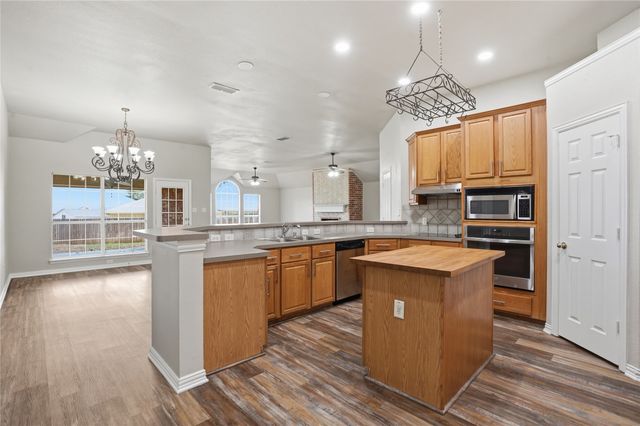 500 Surry Court, Saginaw, TX 76179