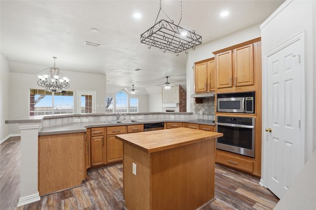 500 Surry Court, Saginaw, TX 76179