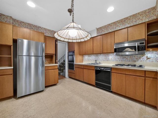 18 Mark Lane, New City, NY 10956