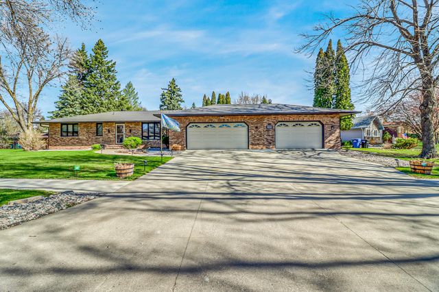 42 36th Avenue NE, Fargo, ND 58102