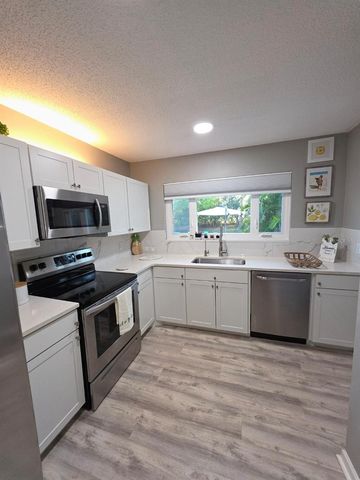 5165 CEDAR HAMMOCK LN 5165, Sarasota, FL 34232