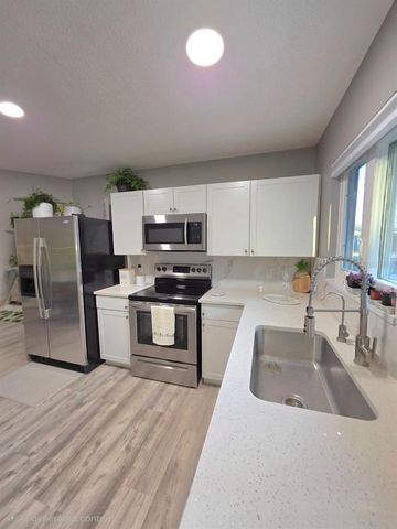 5165 CEDAR HAMMOCK LN 5165, Sarasota, FL 34232