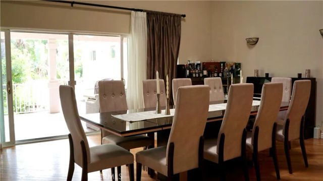 925 Sherlock Dr, Burbank, CA 91501