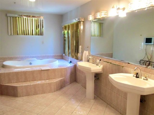 925 Sherlock Dr, Burbank, CA 91501