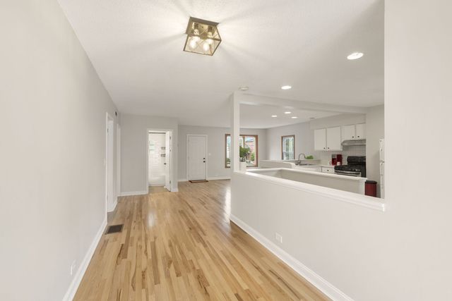 110 E 56th Street, Westmont, IL 60559