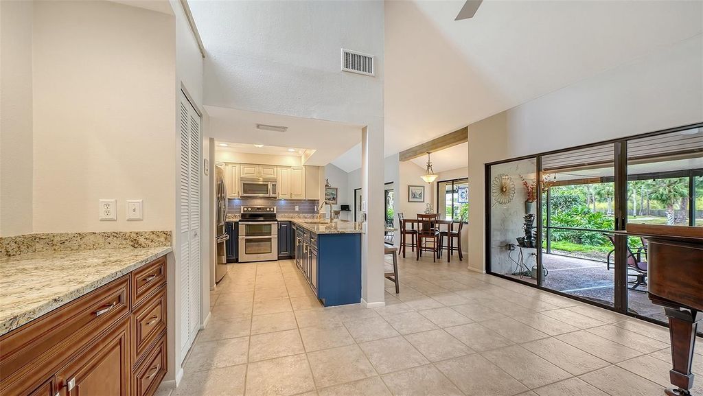 Image 7 of property listing at 4396 WOODMANS CHART 146, Sarasota, FL 34235