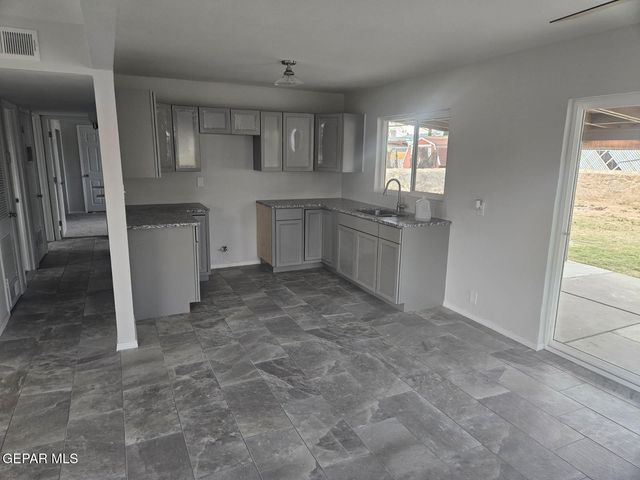 9013 MOUNT RUSHMORE Lane, El Paso, TX 79904