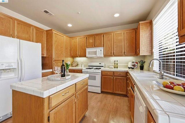 1881 Serpentine Dr, Union City, CA 94587