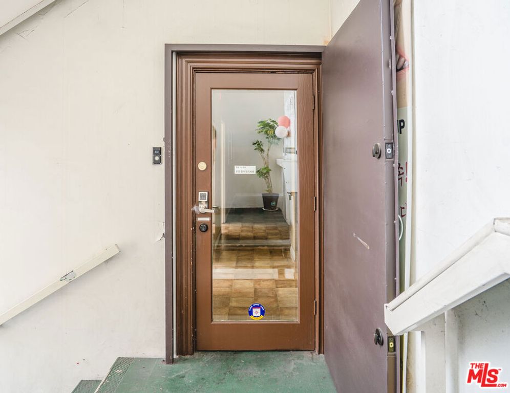 866 S Westmoreland Avenue, Los Angeles, CA 90005 — photo 4
