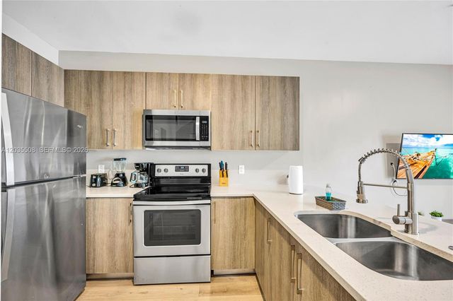 170 NW 158th St 7, Miami, FL 33169