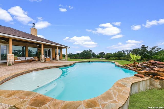 951 Private Road 3702, San Antonio, TX 78253