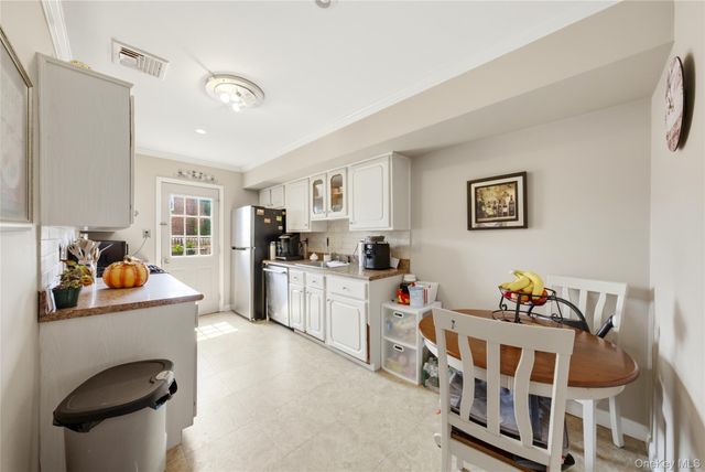 88 E Valley Stream Boulevard 6, Valley Stream, NY 11580