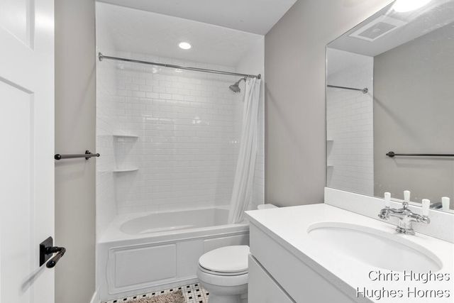 2525 Lake Drive SE, East Grand Rapids, MI 49506