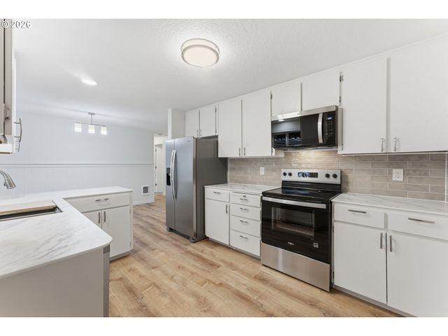 335 N 17TH St, St Helens, OR 97051