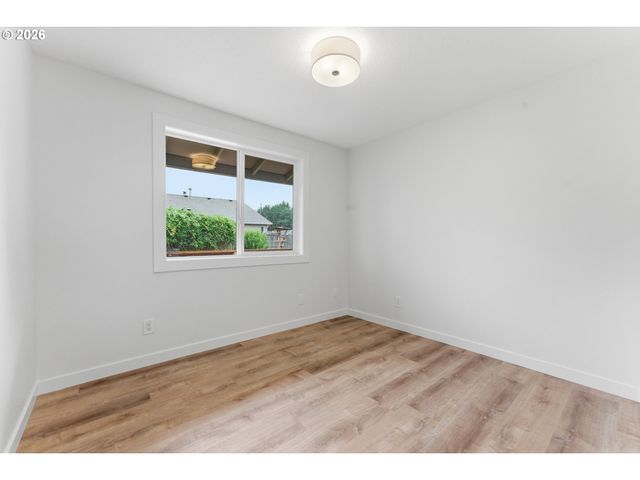 335 N 17TH St, St Helens, OR 97051