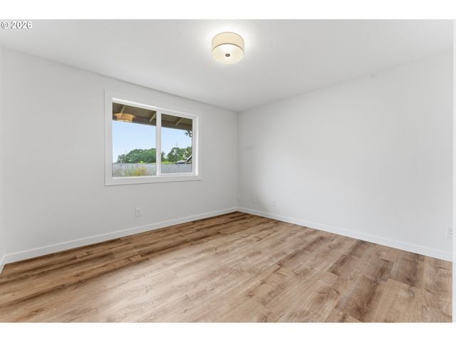 335 N 17TH St, St Helens, OR 97051