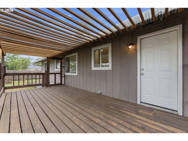 335 N 17TH St, St Helens, OR 97051