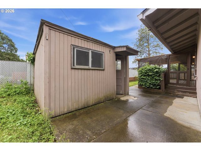 335 N 17TH St, St Helens, OR 97051