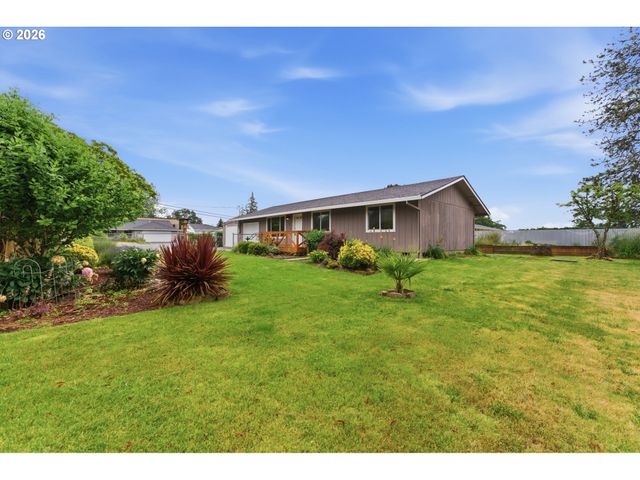 335 N 17TH St, St Helens, OR 97051