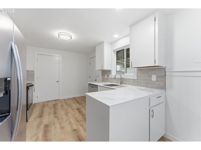 335 N 17TH St, St Helens, OR 97051