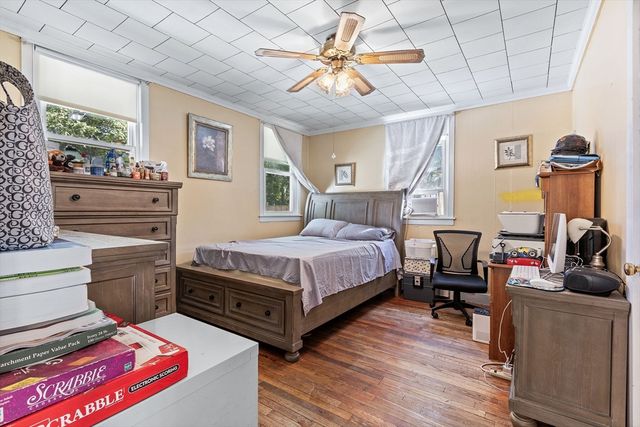 82 Sunset Dr, Taunton, MA 02780