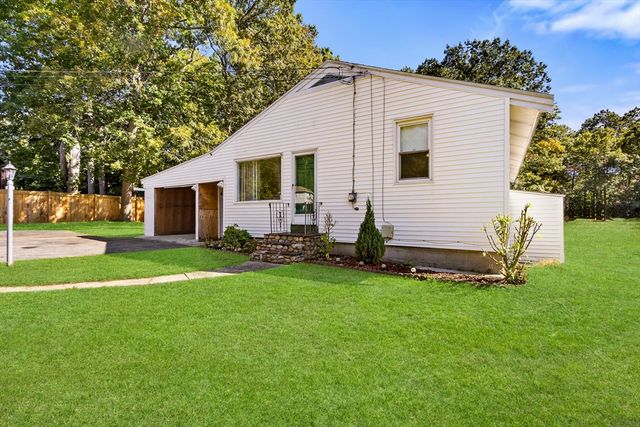 82 Sunset Dr, Taunton, MA 02780