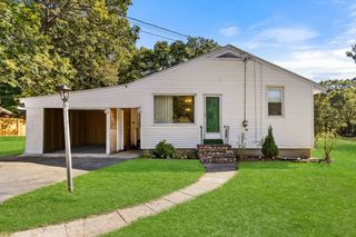 82 Sunset Dr, Taunton, MA 02780