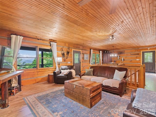 1073 Lentini Drive, Waynesville, NC 28785