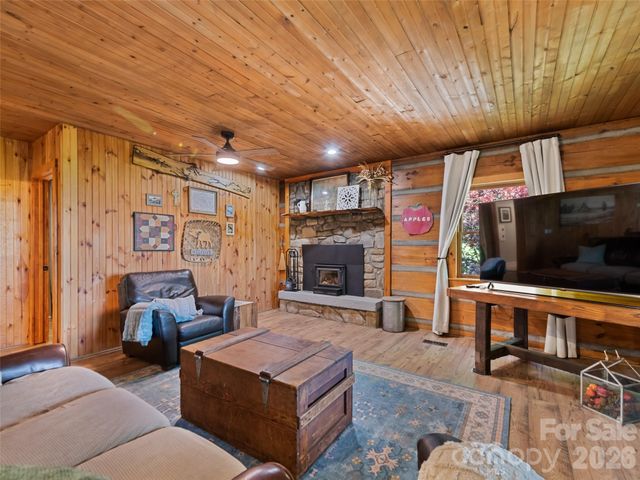 1073 Lentini Drive, Waynesville, NC 28785