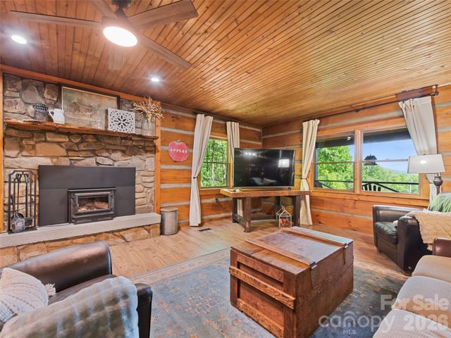 1073 Lentini Drive, Waynesville, NC 28785