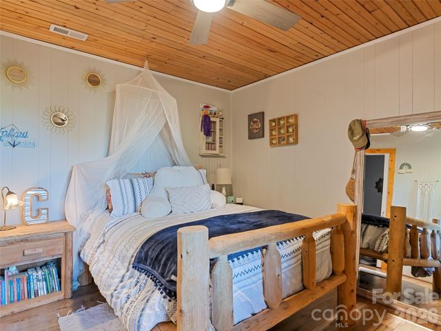 1073 Lentini Drive, Waynesville, NC 28785