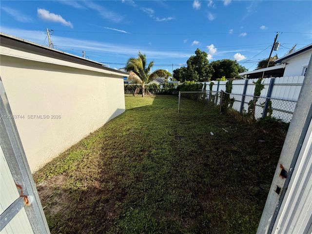 2310 NW 208th St, Miami Gardens, FL 33056