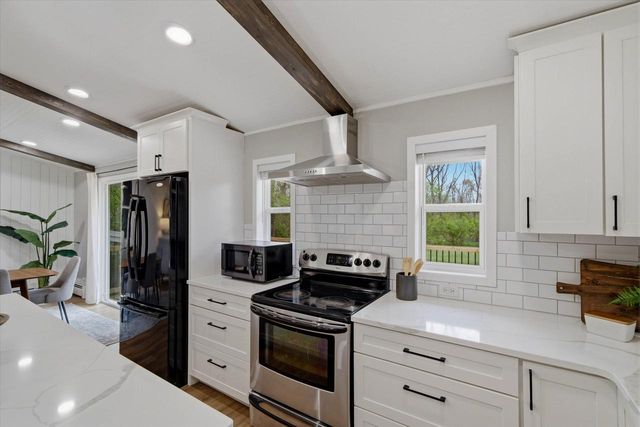 1015 Devonshire ROAD, Delafield, WI 53018