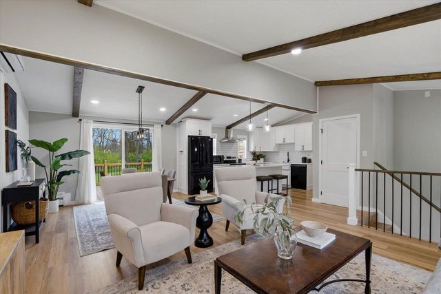 1015 Devonshire ROAD, Delafield, WI 53018