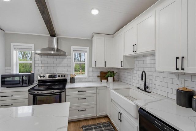 1015 Devonshire ROAD, Delafield, WI 53018