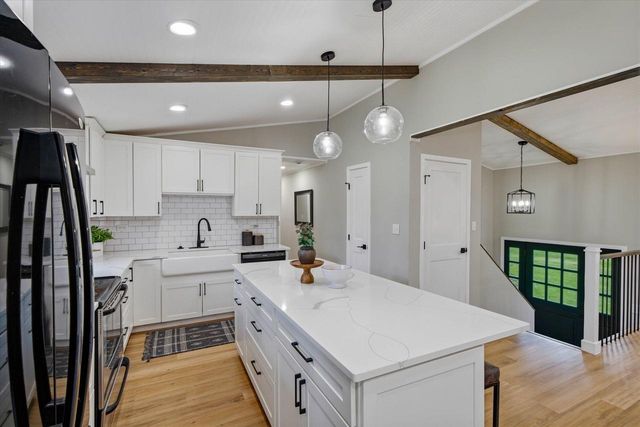 1015 Devonshire ROAD, Delafield, WI 53018