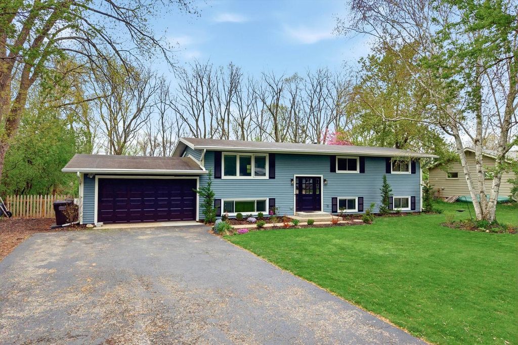 1015 Devonshire ROAD, Delafield, WI 53018