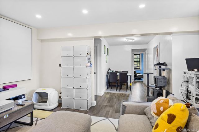 21208 75th Avenue 6D, Oakland Gardens, NY 11364