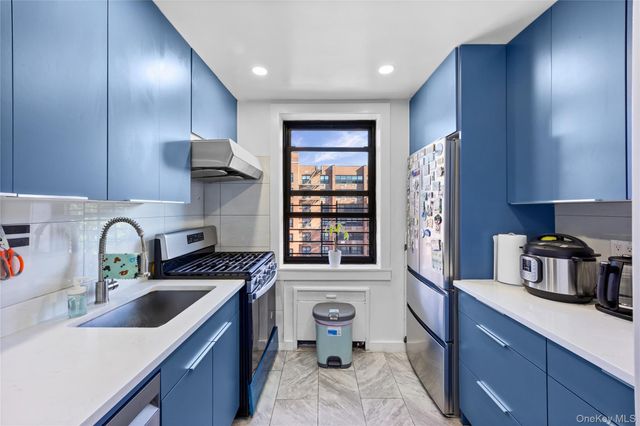 21208 75th Avenue 6D, Oakland Gardens, NY 11364