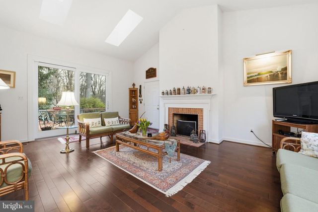 9614 CINNAMON CREEK DR, Vienna, VA 22182