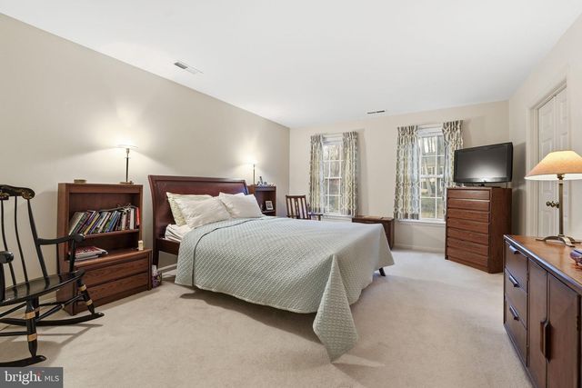 9614 CINNAMON CREEK DR, Vienna, VA 22182