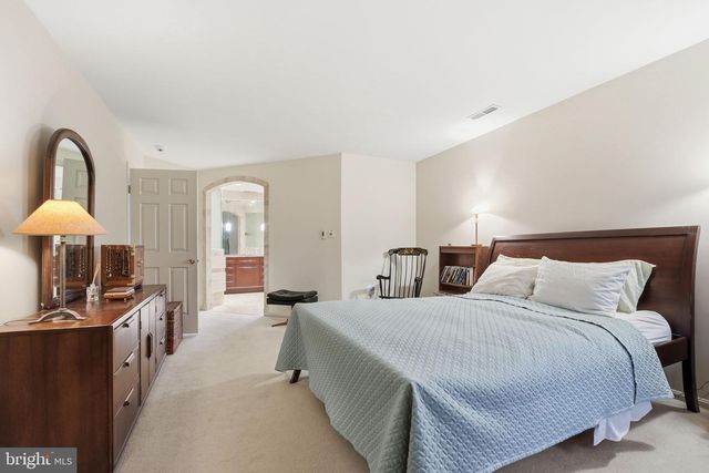 9614 CINNAMON CREEK DR, Vienna, VA 22182