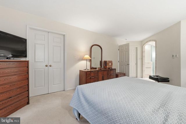 9614 CINNAMON CREEK DR, Vienna, VA 22182