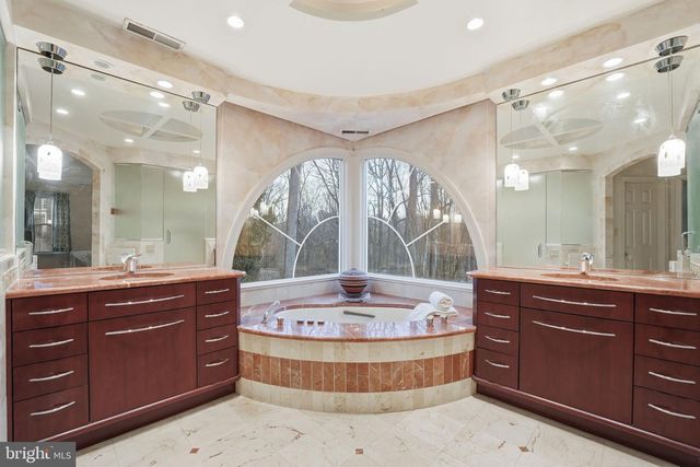 9614 CINNAMON CREEK DR, Vienna, VA 22182