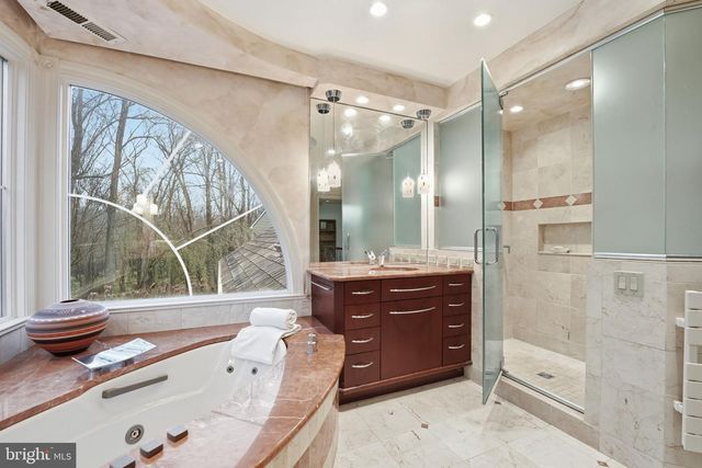 9614 CINNAMON CREEK DR, Vienna, VA 22182